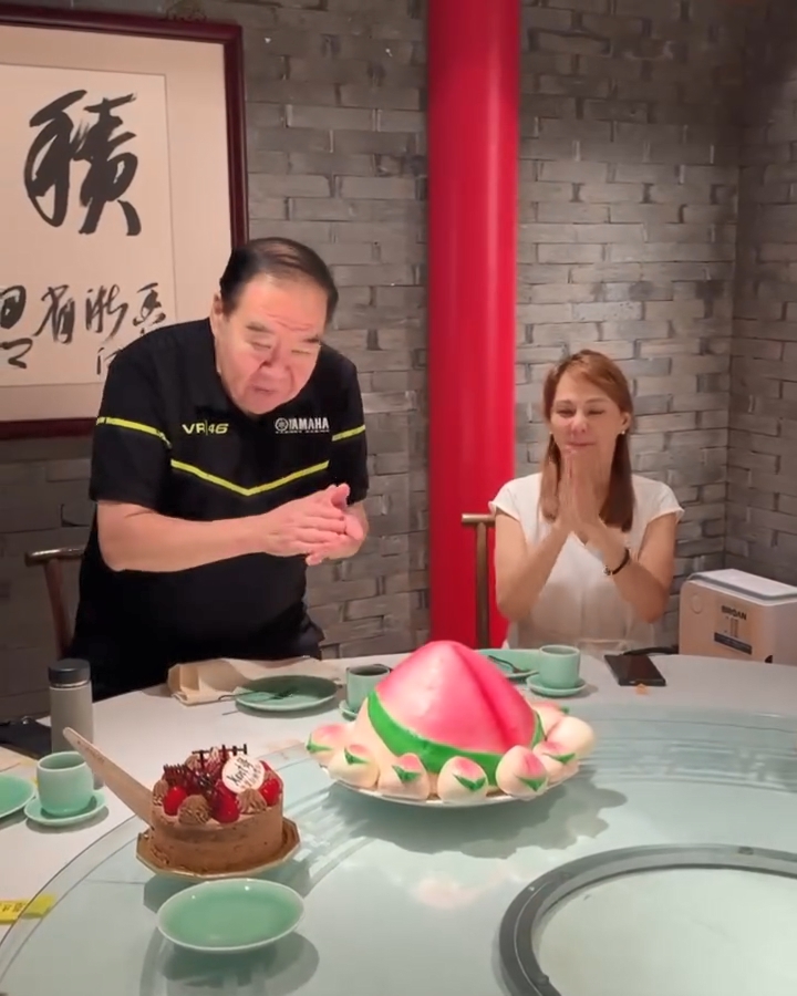 鄭則仕的太太保養得宜。 鄭則仕的太太保養得宜。