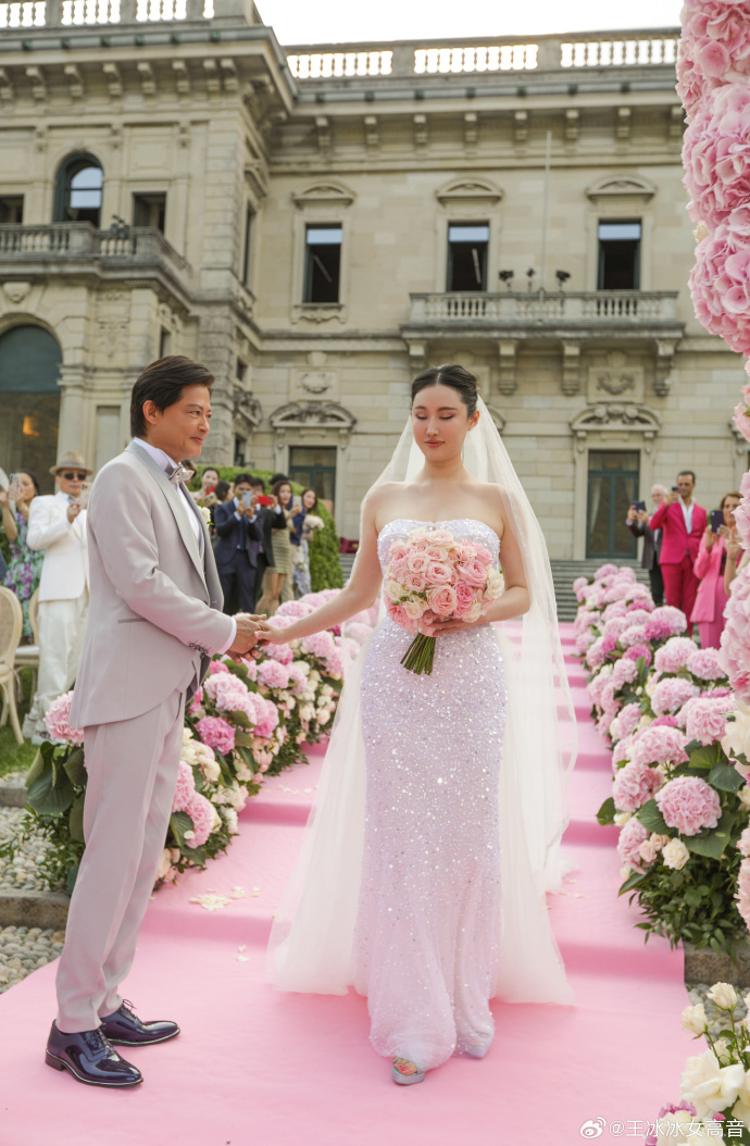 莫華倫與著名女高音歌唱家王冰冰在意大利舉行婚禮。