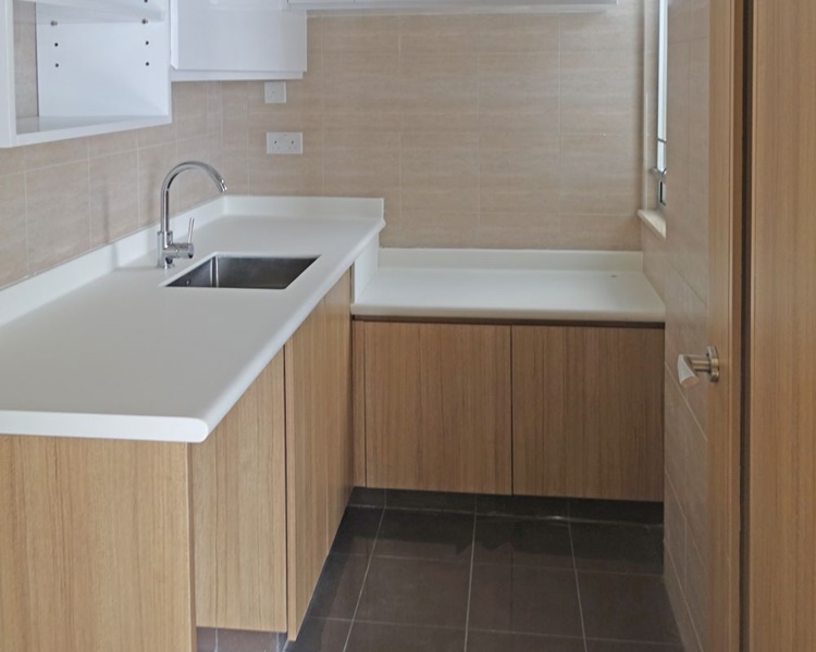 MiC採「先裝後嵌」的概念,先在廠房預製獨立組件,如客廳、房間、廚房、洗手間等,然後運往工地裝嵌。