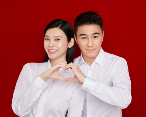 何猷君與奚夢瑤擺心心甫士。（微博圖片）