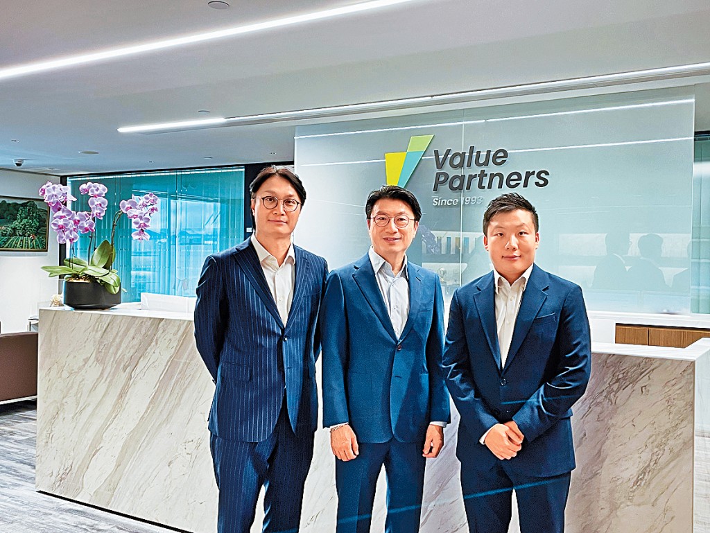 趙善德(右)表示,新推出的3隻ETF都不會派利息,而是採用累積的形式。