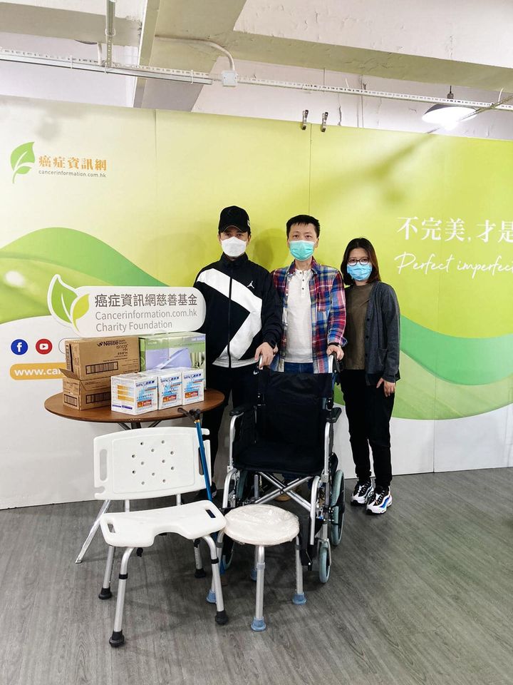 子博將太太生前的一些傷健用品捐給「癌症資訊網」。