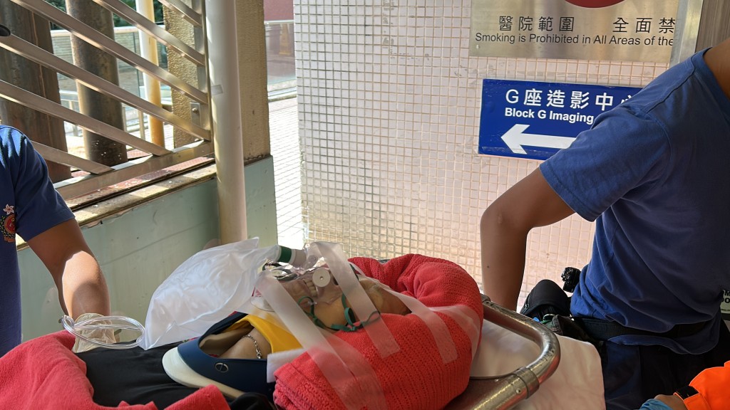 女途人送院救治。林思明攝