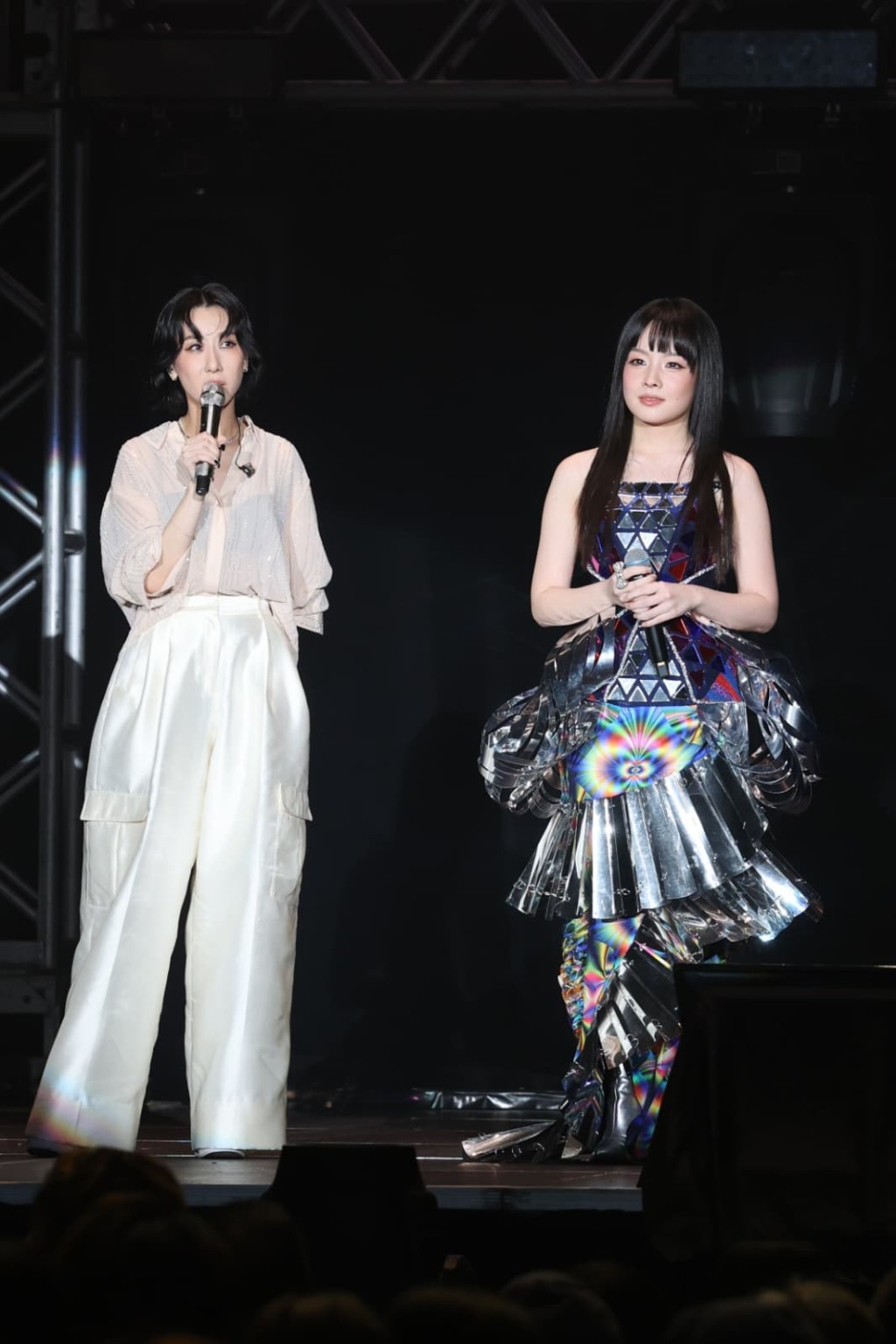 柯雨霏與泳兒合唱。