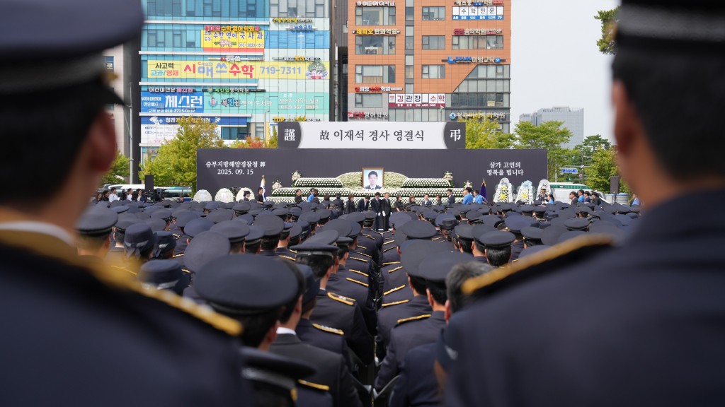 為救中國老翁殉職南韓海警告別式,800人送行。 中新社 為救中國老翁殉職南韓海警告別式,800人送行。 中新社