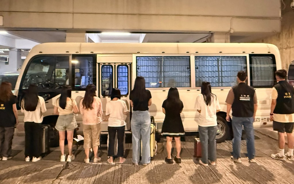 警联同入境荃湾扫黄拘捕7名内地女 年龄31至47岁。警方提供