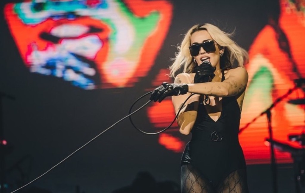 Miley在巴西Lollapalooza音樂節演出,更在台上幫人求婚。