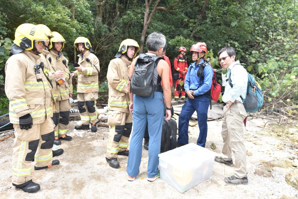 民航處、地政署、警方、消防高空拯救隊及漁護署等約30人，重返出事現場。  楊偉亨攝