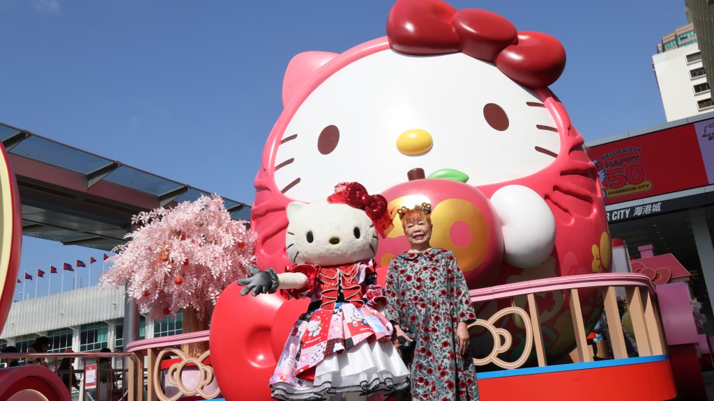 山口小姐就特別推介擺放於海港城大門前的Hello Kitty達摩，「日本人好喜歡達摩，達摩對日本人來說代表願望、好運、元氣滿滿的感覺，與Hello Kitty想表達的好相似，達摩加 Hello Kitty 就能帶給人開心的感覺。」