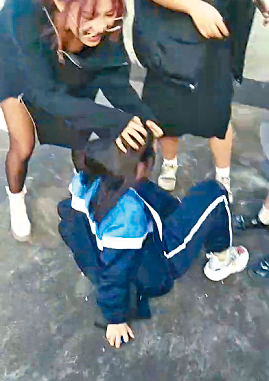 四川一名中學女生遭毆打霸凌。
