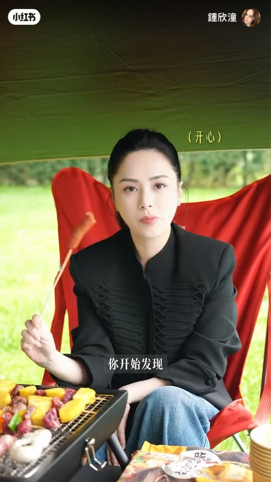 鍾欣潼品嚐燒烤，吃得津津有味。