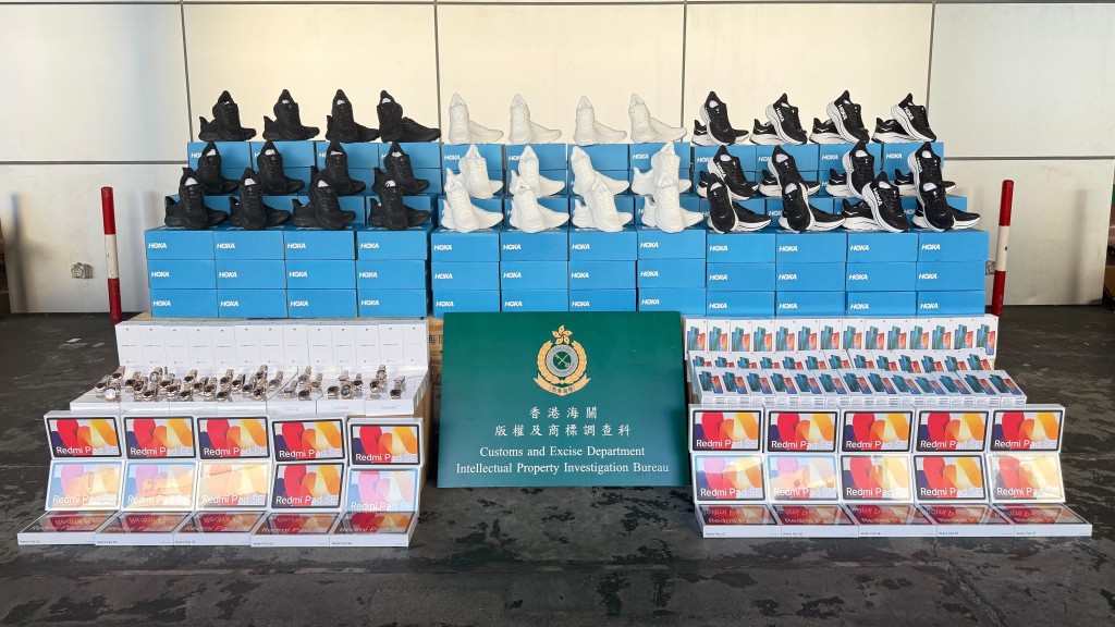 海關查內地抵港貨櫃檢千萬元冒牌貨 包括翻版紅米手機平板。海關圖片
