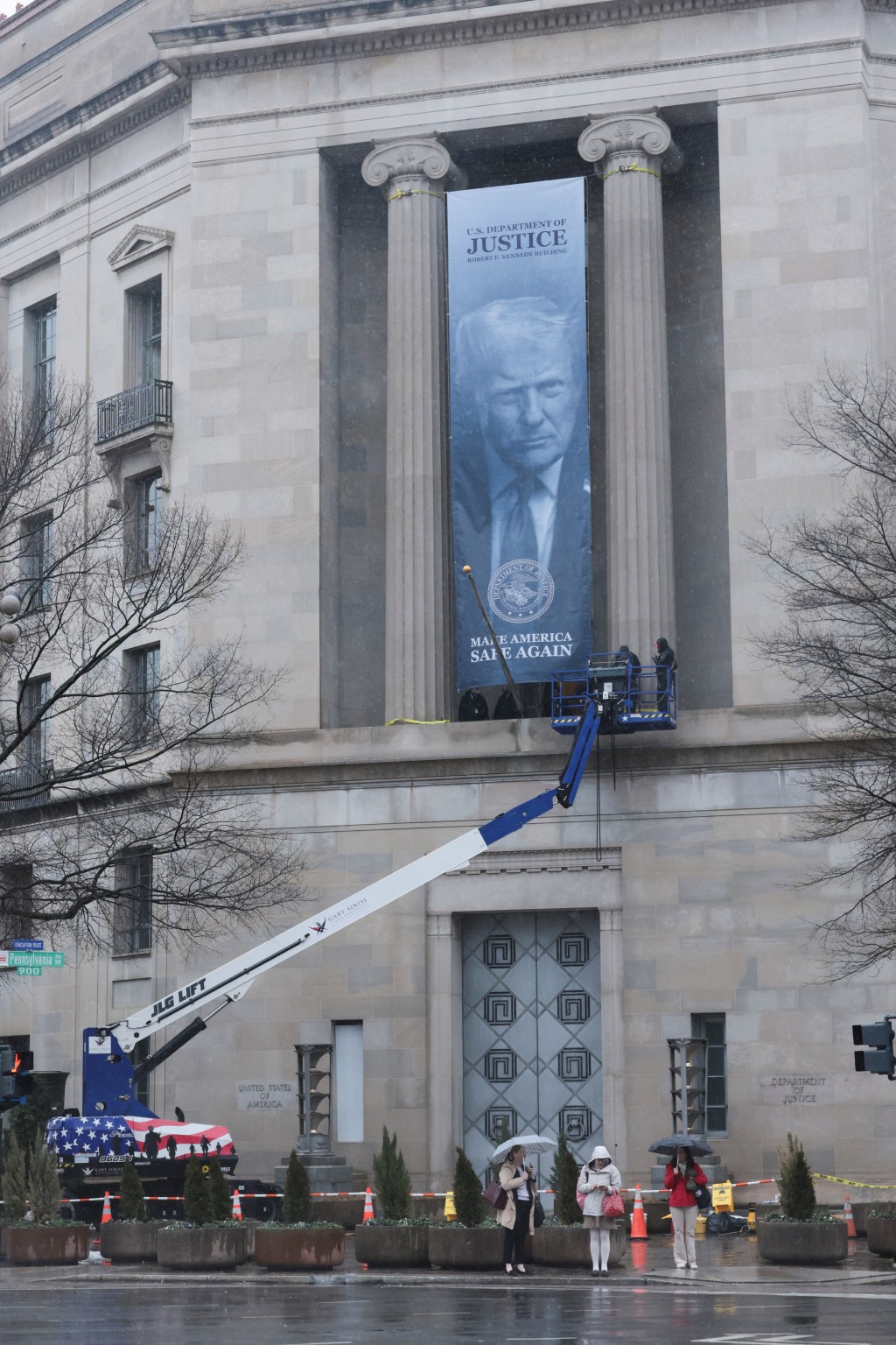 垂直橫幅高約30呎，印有特朗普的黑白肖像。路透社