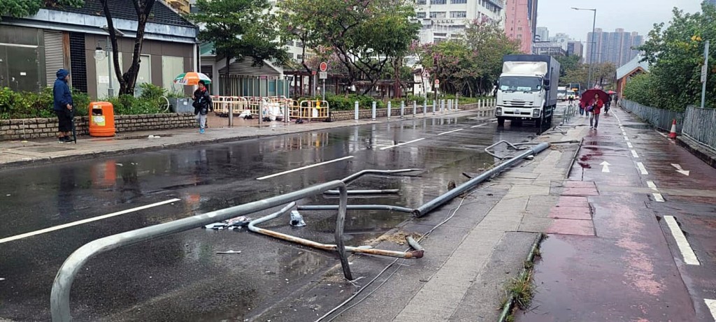 貨櫃車掃毀欄杆。fb：車cam L（香港群組）