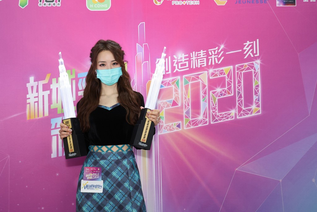 菊梓乔在2020年曾获「劲爆女歌手奖」和「劲爆新媒体歌曲」奖。