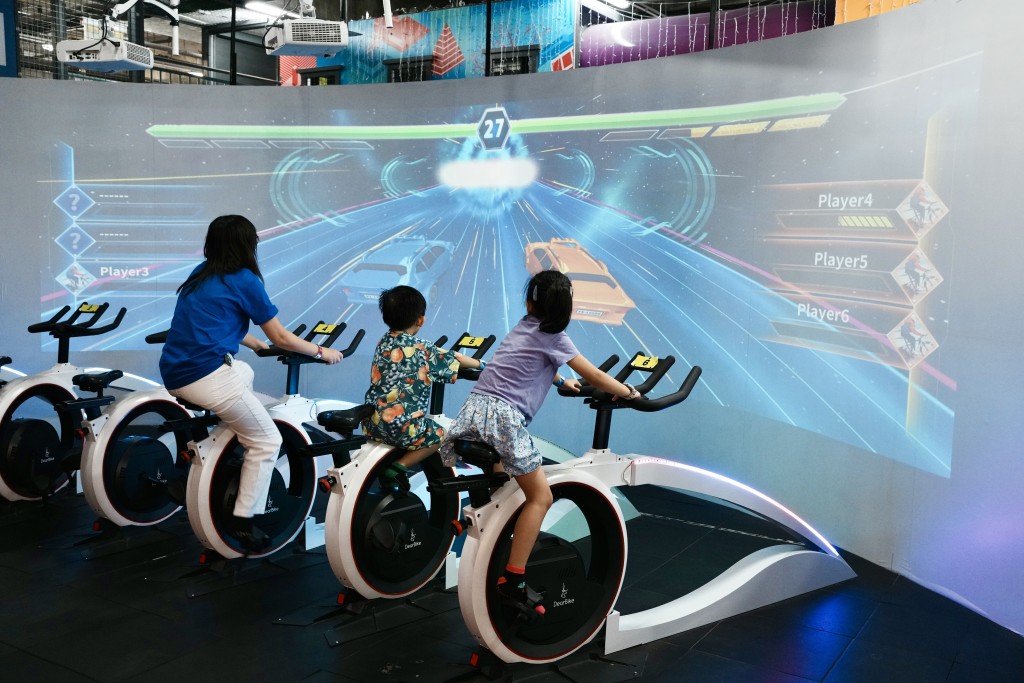 室內單車遊戲Super Bike可多人競賽。（圖片來源：《親子王》）