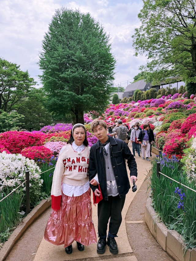 花海前合影本應是件樂事,但照片中可以看到汪明荃不論是獨照,或與周奕瑋並肩而立的合照,始終眉頭深鎖面色凝重,而且毫無笑容,與周遭盛放的鮮花形成強烈對比。 花海前合影本應是件樂事,但照片中可以看到汪明荃不論是獨照,或與周奕瑋並肩而立的合照,始終眉頭深鎖面色凝重,而且毫無笑容,與周遭盛放的鮮花形成強烈對比。