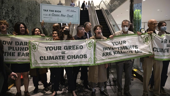 連日有環保分子示威，要求西方政府及商界在氣候問題做得更多。AP圖片