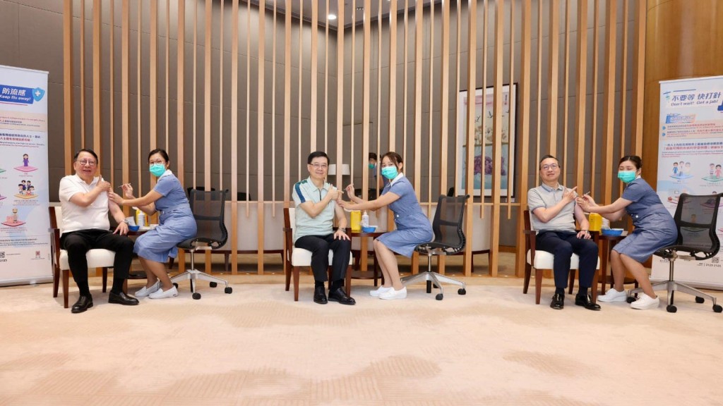 行政長官李家超(左三)、政務司司長陳國基(左一)和律政司司長林定國接種季節性流感疫苗。李家超亦同時接種新冠疫苗加強劑。