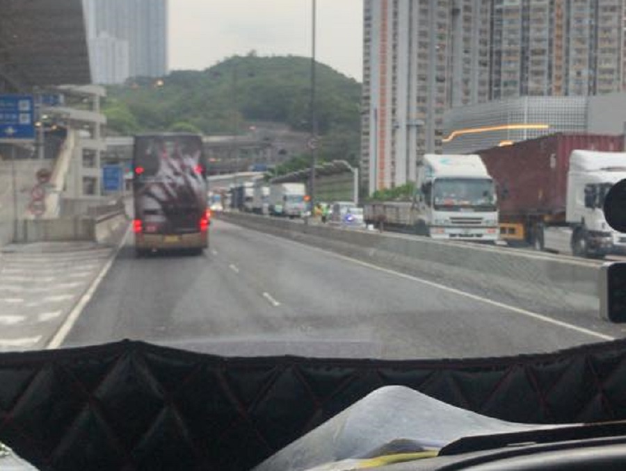 青衣城對開貨車有意外。‎Ivan Chan‎ 圖片