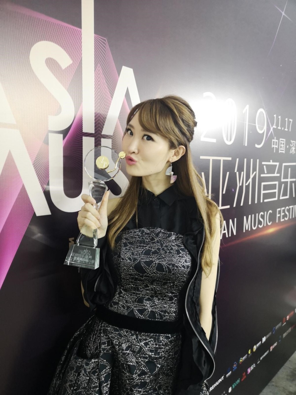 鍾雨璇是一名歌手，但大家似乎太習慣她以前用「蘇慧恩」這個名字。