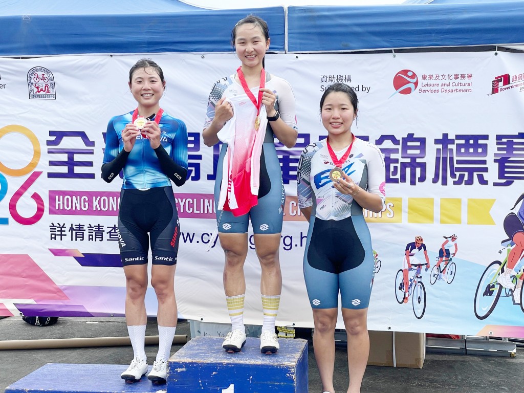女子全能賽三甲 : 冠軍李思穎(中) 、亞軍梁穎儀（左）、季軍張履檾（右）。徐嘉華攝