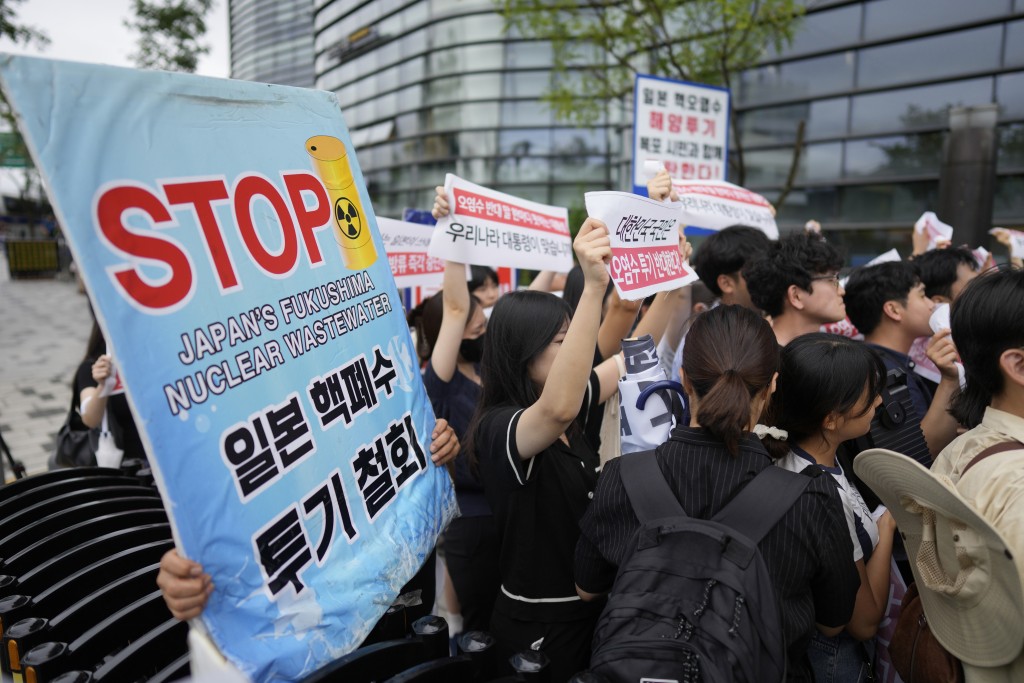 示威者要求日本立即停止排放污水。美聯社