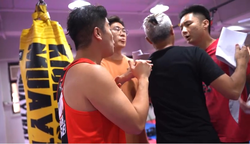 有人推開二人勸交。
