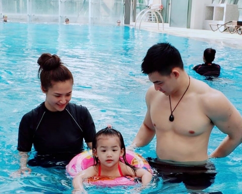 卢颂之同老公赵劲皓带同女儿落水消暑。网图