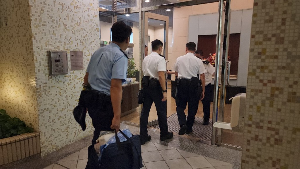警方上門調查事件。黃文威攝