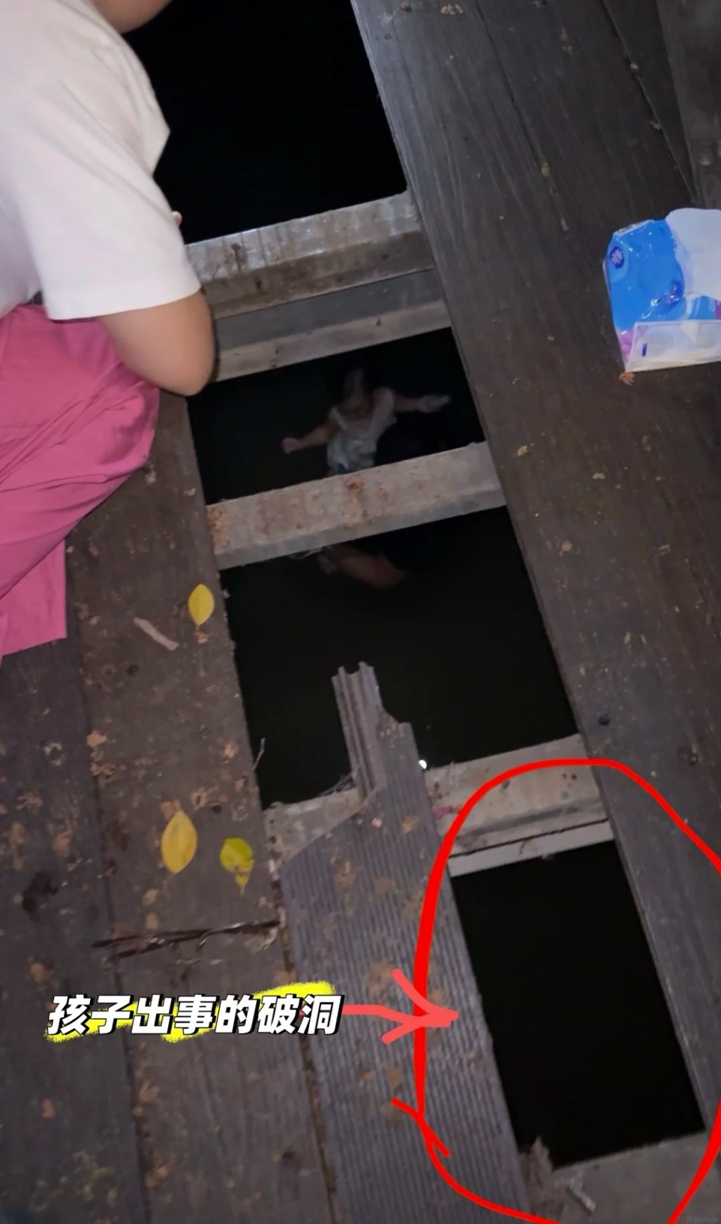 楊先生徒手扯爛失修棧道的木板,跳落江中救女兒。 楊先生徒手扯爛失修棧道的木板,跳落江中救女兒。