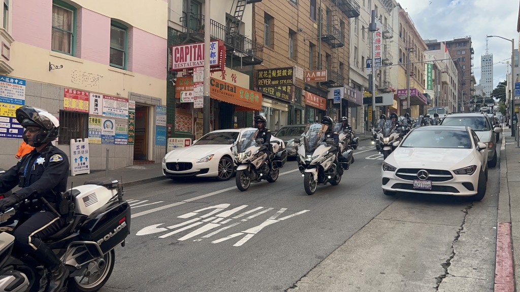 唐人街早上有大量警察驻守。洪郁欣摄