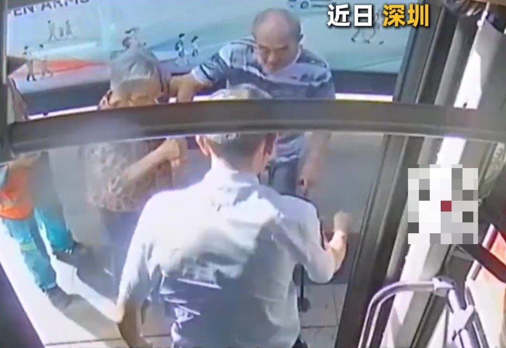 司机飞身下车帮扶。