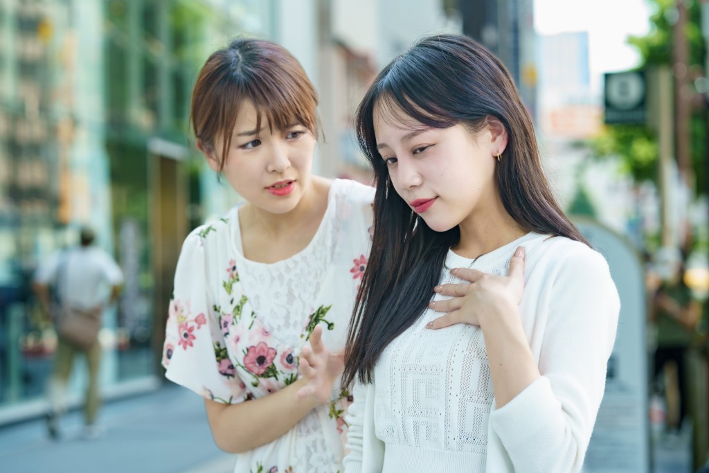 中暑時很容易會出現頭暈、頭痛、噁心、氣促等狀況。