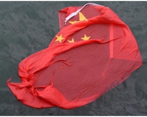 3日旺角游行,示威者到尖沙咀将国旗到海中。网图