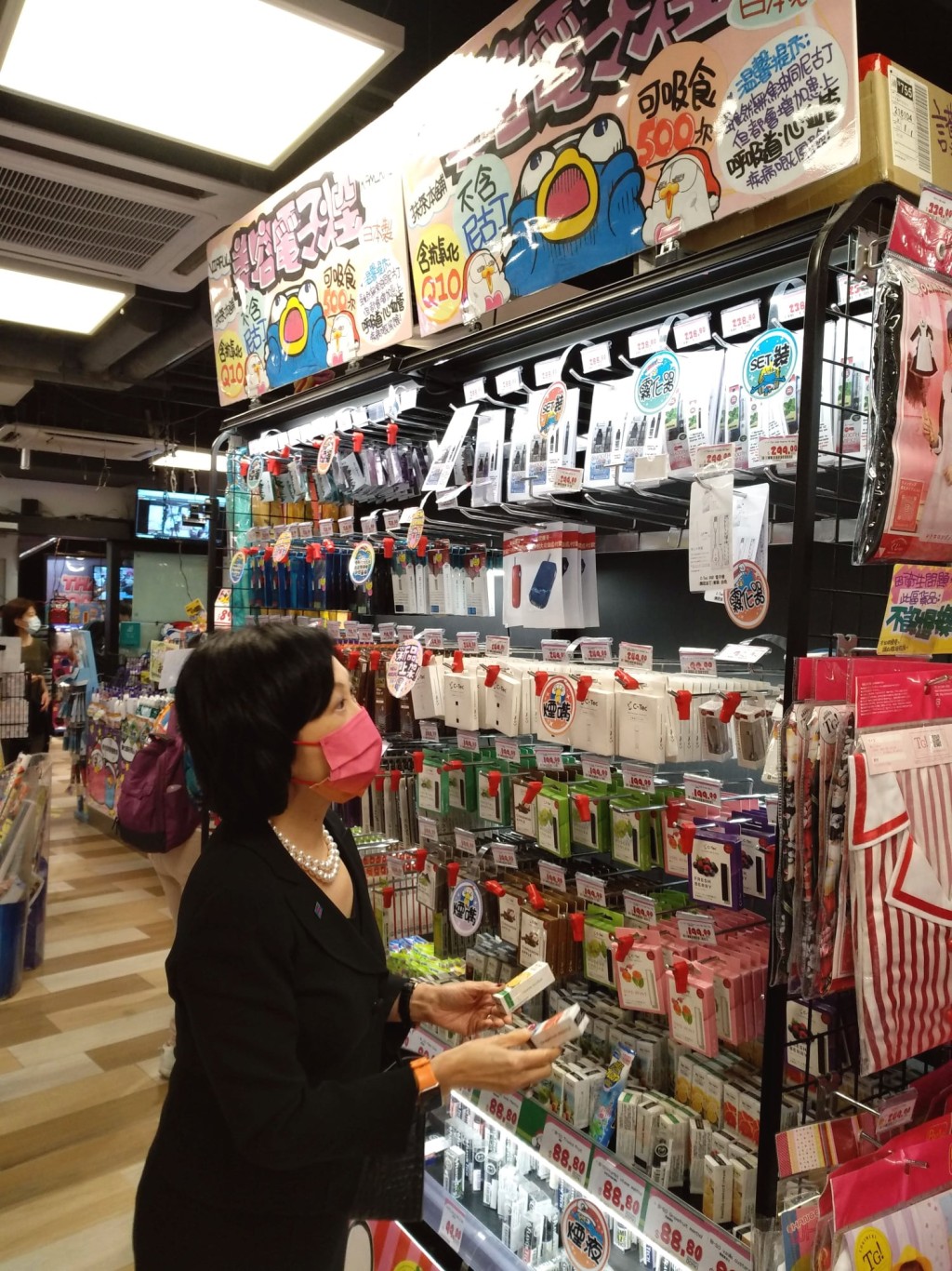 葉太了解Donki的電子煙包裝。葉劉淑儀FB