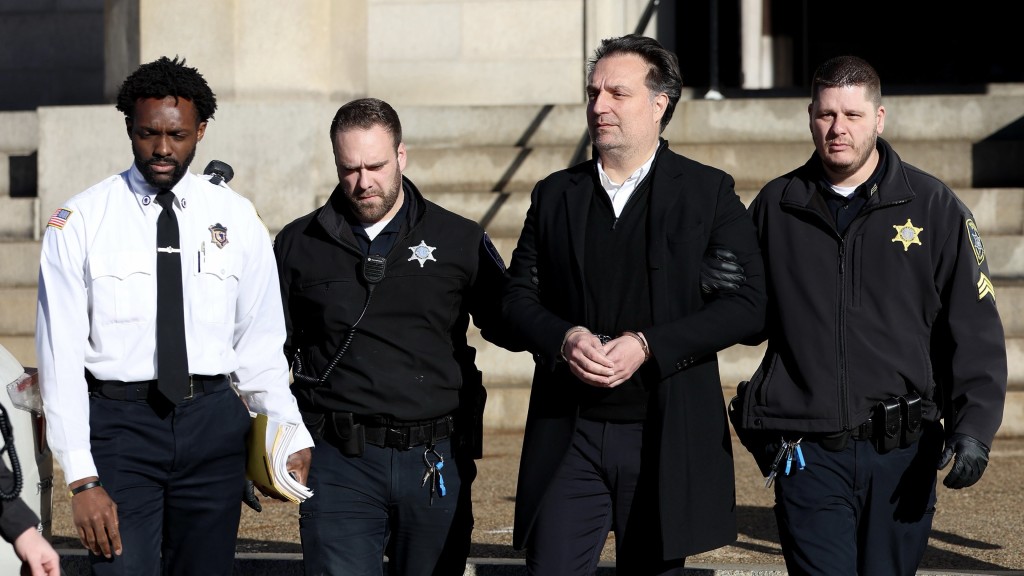 沃爾什（Brian Walshe，右2）聽取判刑後離開法院。 美聯社