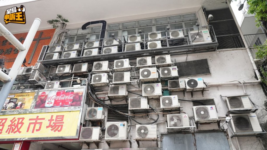 現場所見,該商場外牆懸掛逾百部冷氣散熱機。 現場所見,該商場外牆懸掛逾百部冷氣散熱機。