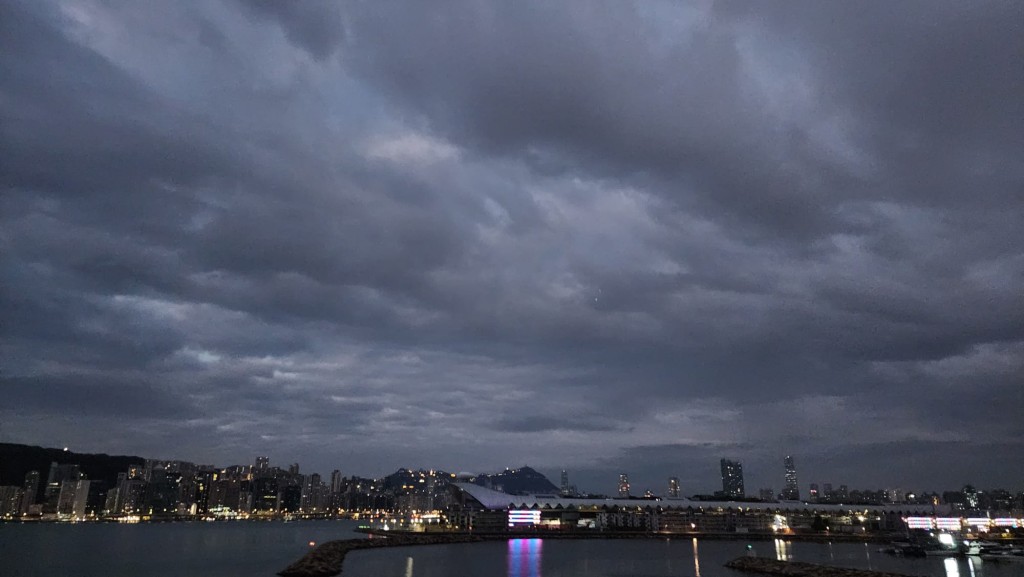 本港地區今日大致多雲。初時有一兩陣微雨。早上稍涼。黎志偉攝
