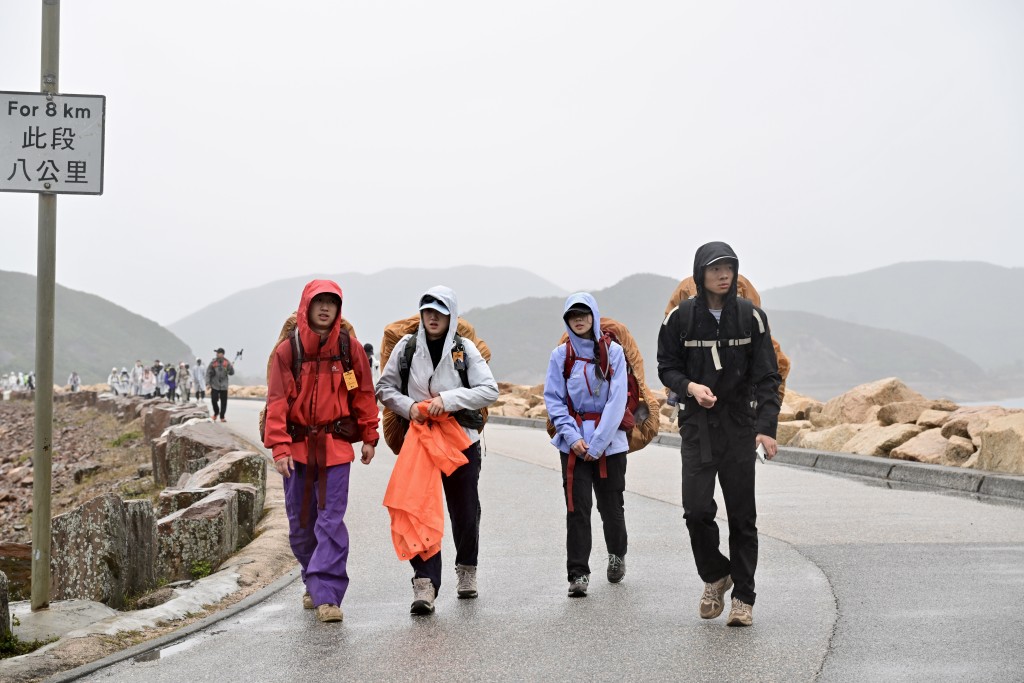 署方指部分遊人步行前往東壩，又表示北潭涌公共運輸交匯處至今運作正常。