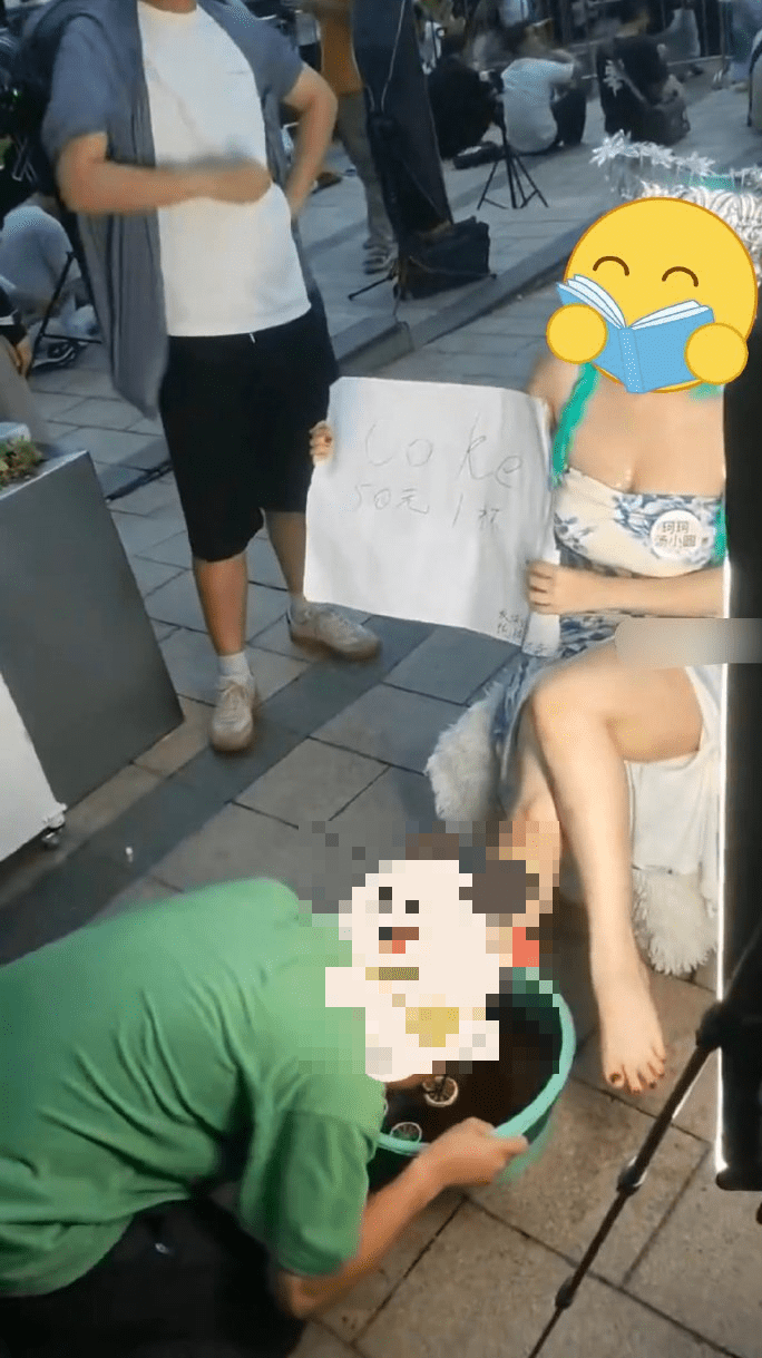 穗漫展女Coser售“洗脚水”遭驱逐,主办方禁低俗摊位。 穗漫展女Coser售“洗脚水”遭驱逐,主办方禁低俗摊位。