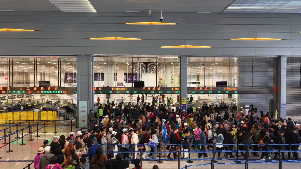 旅行團經港珠澳大橋珠海公路口岸出境前往澳門。 新華社資料圖