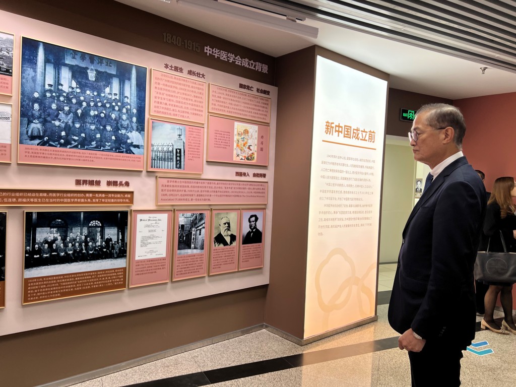 卢宠茂率领代表团在北京拜访中华医学会并参观其展览厅。