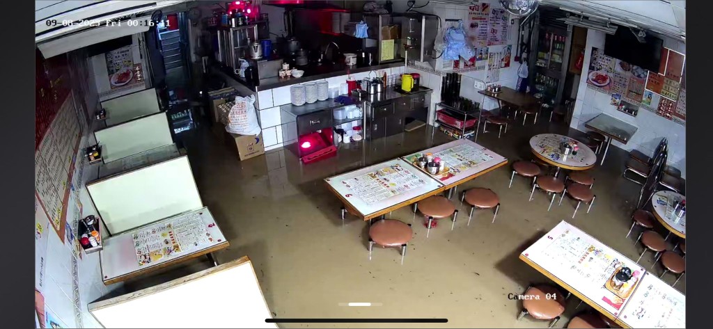 新光中心地铺茶餐厅水浸最严重时，水深有如一张圆櫈高度。(受访者提供相片)