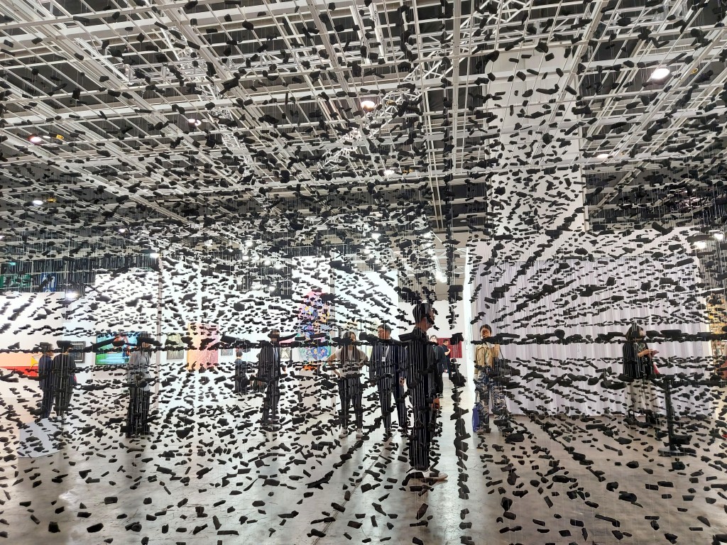 《An-aggregation-Space 20170305》BAHK 韓國藝術家朴善基特意為今年《Art Central》創作的大型沉浸式裝置藝術，以懸浮木炭製作成大型迷宮。