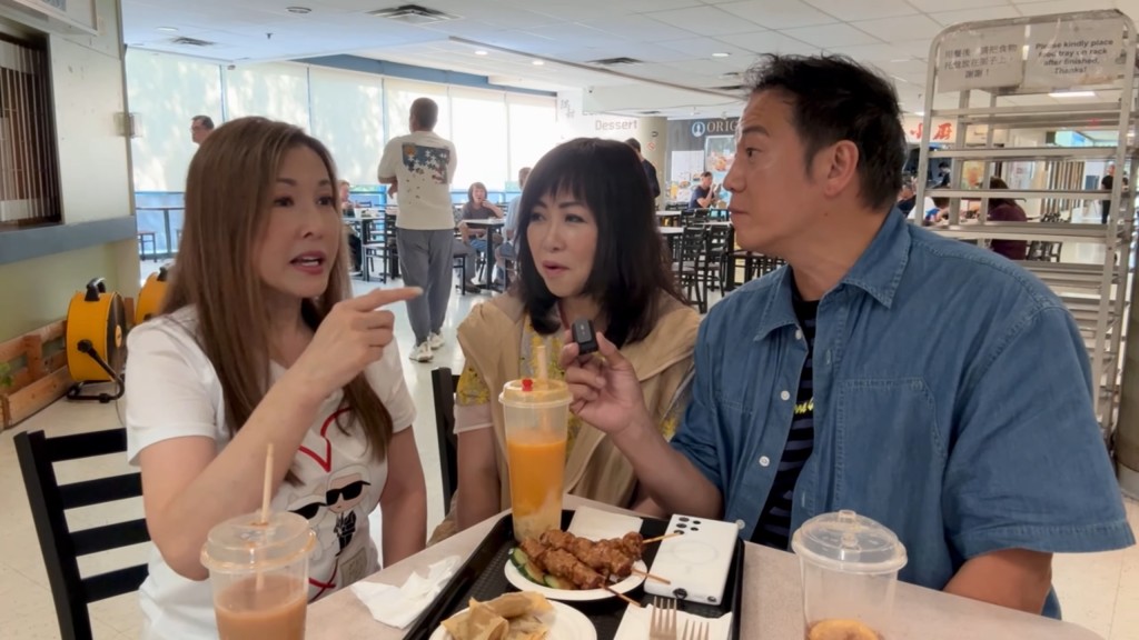 歐錦棠現時每日砌模型，享受當地的慢生活。（影片截圖：《李婉華頻道》）