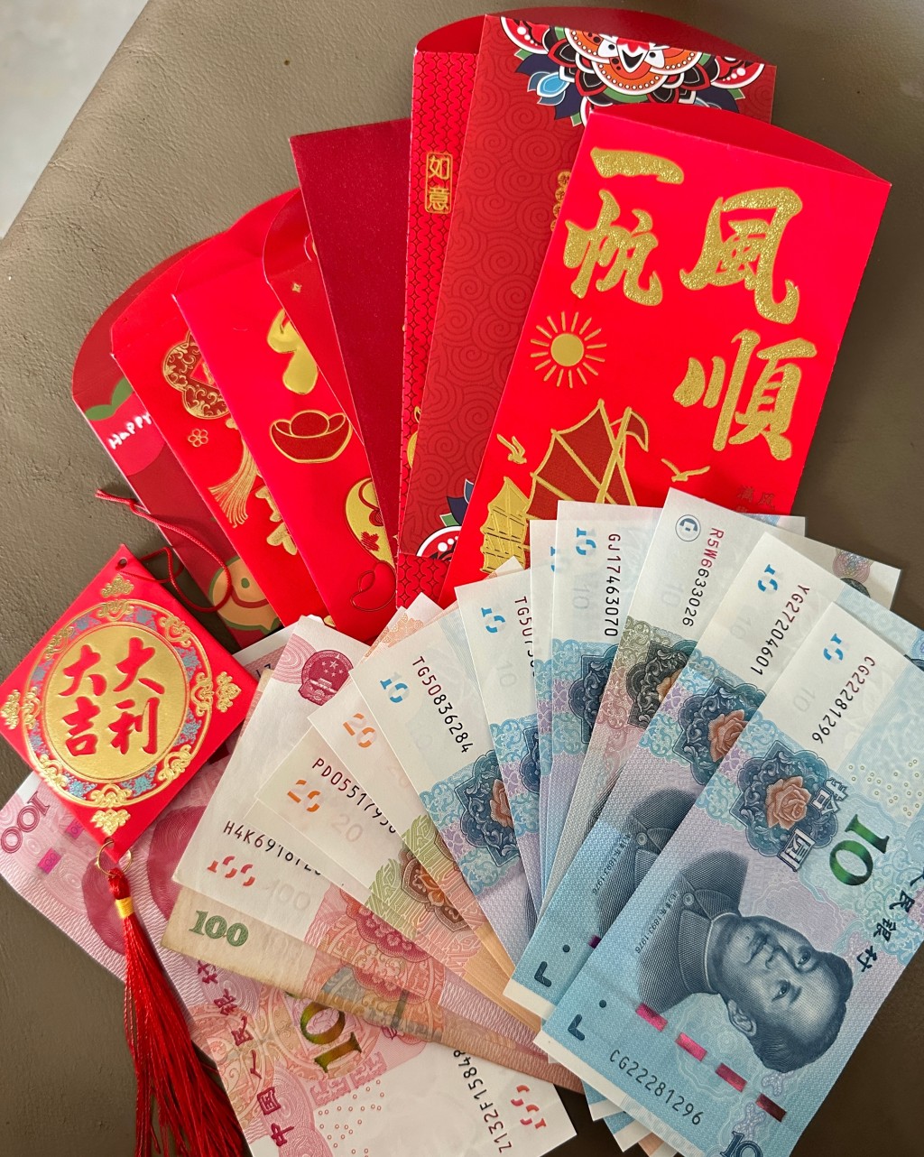 许多华人在农历新年也要准备大笔新钱封利是。微博
