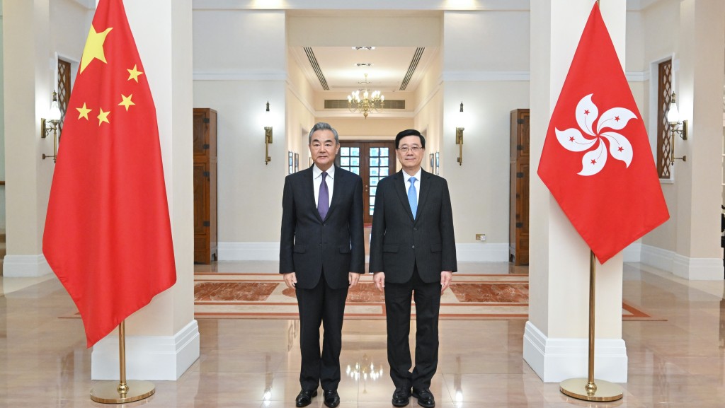 李家超（右）今日在禮賓府與中共中央政治局委員、外交部長王毅（左）會面。政府新聞處