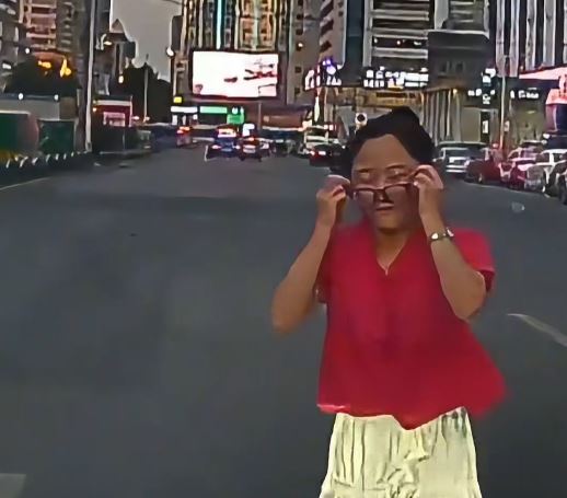 甘肅好心女司機下車扶老伯過馬路，卻被對方反手打飛了眼鏡。抖音＠中外觀察
