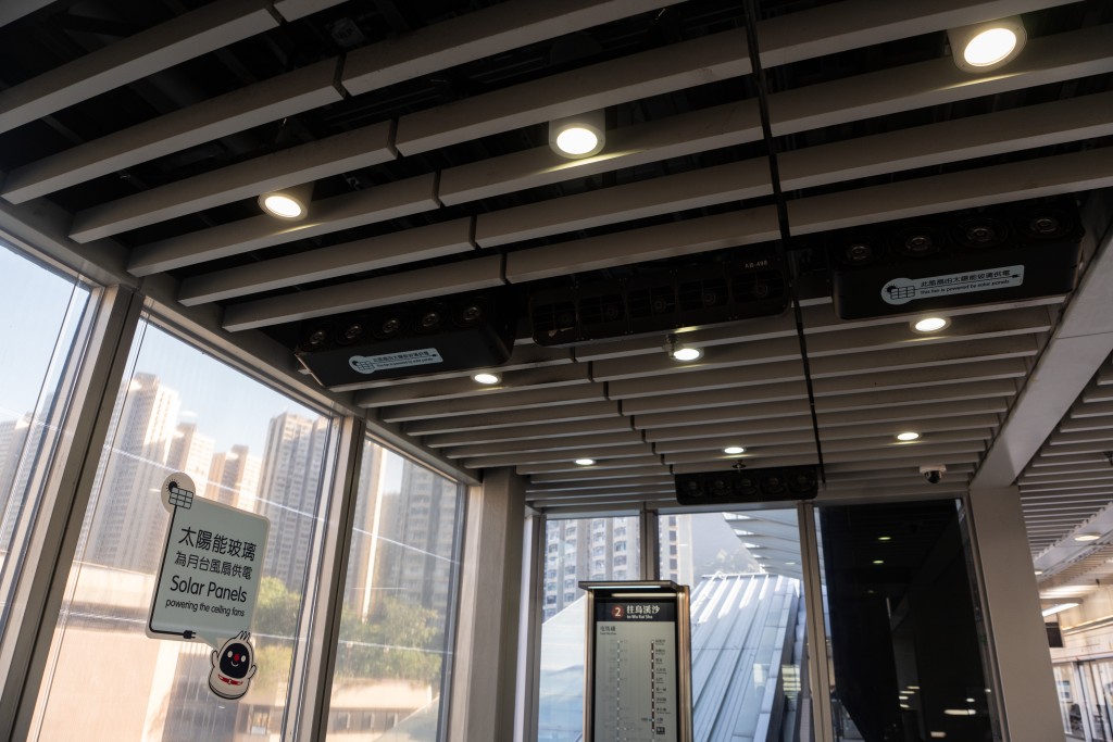 站内不少设备是透过太阳能面板供电。刘骏轩摄